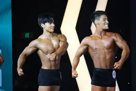 -“健美比赛：选手们比拼力量与美感的极限！”