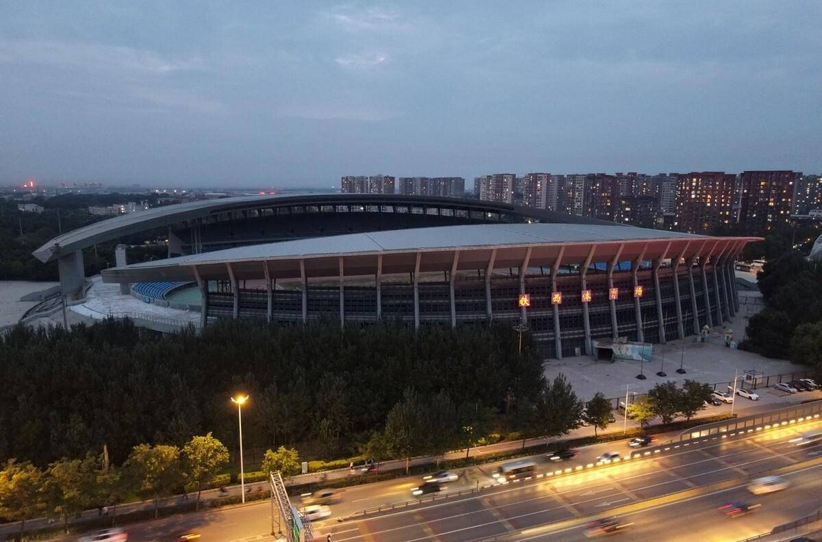 华体会手机在线-某地新建专业足球场，能否成为中超新标杆？